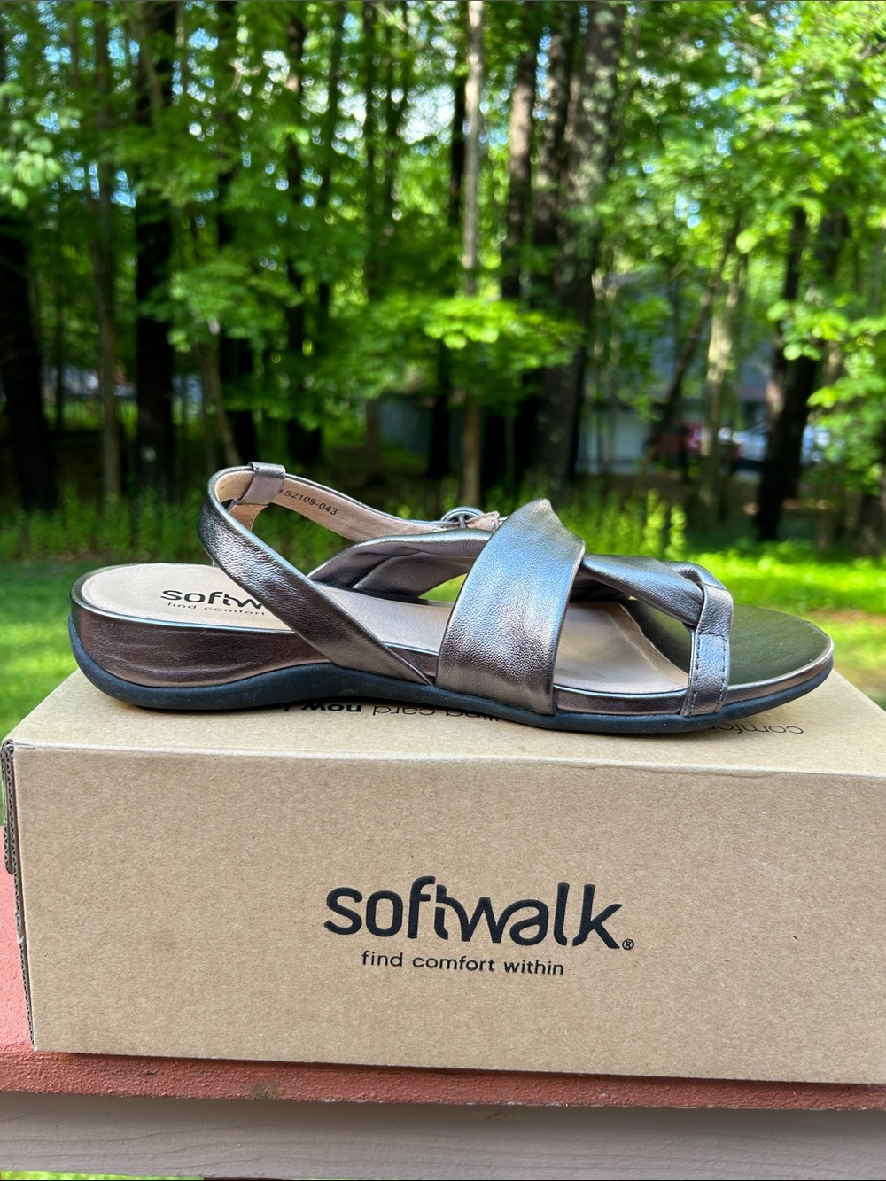 SoftWalk Women's Tieli Metallic Pewter Knot Leather Slingback Sandals - Picture 3 of 6